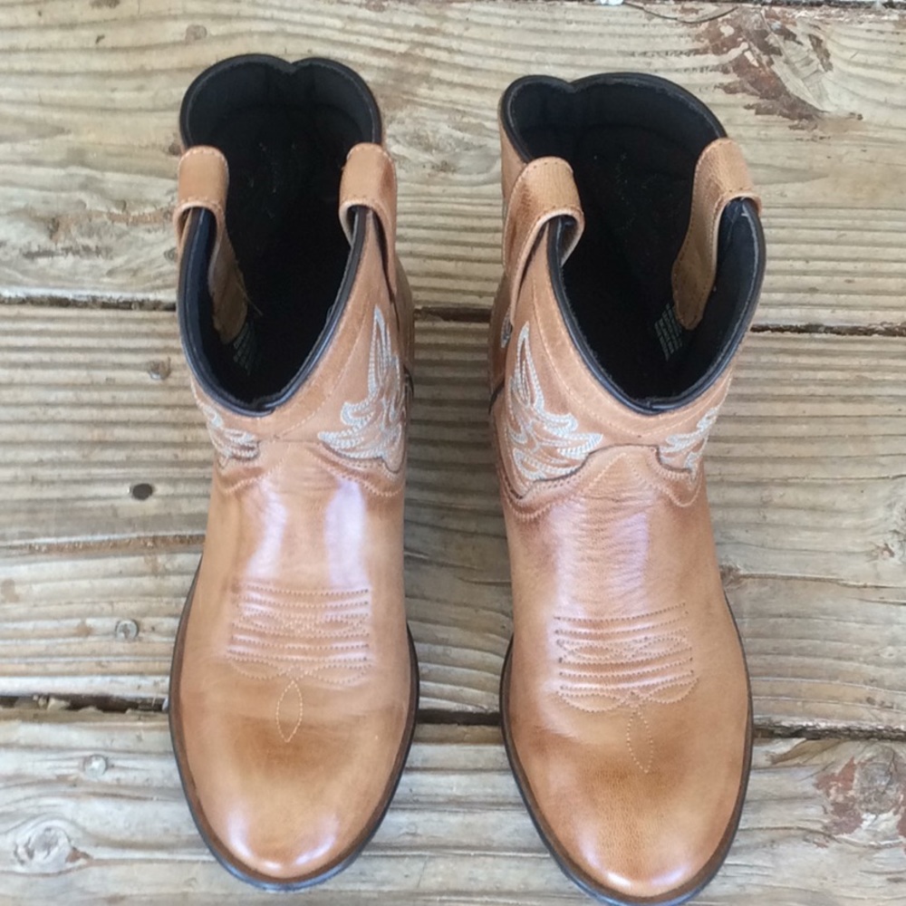 (TIM).   Dingo Boots